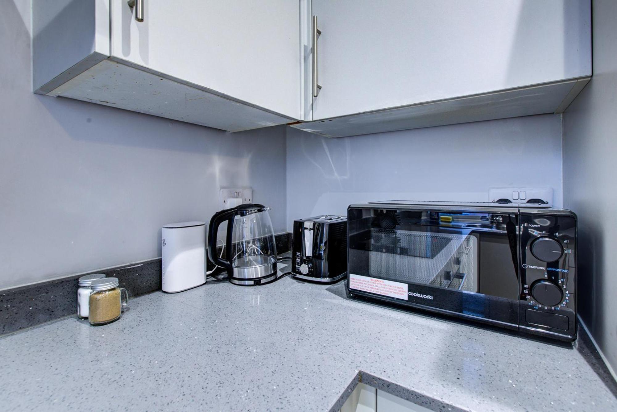 Apartment 1 Bedroom Flat 6 Mins From Heathrow Airport Flat 18 Harmondsworth